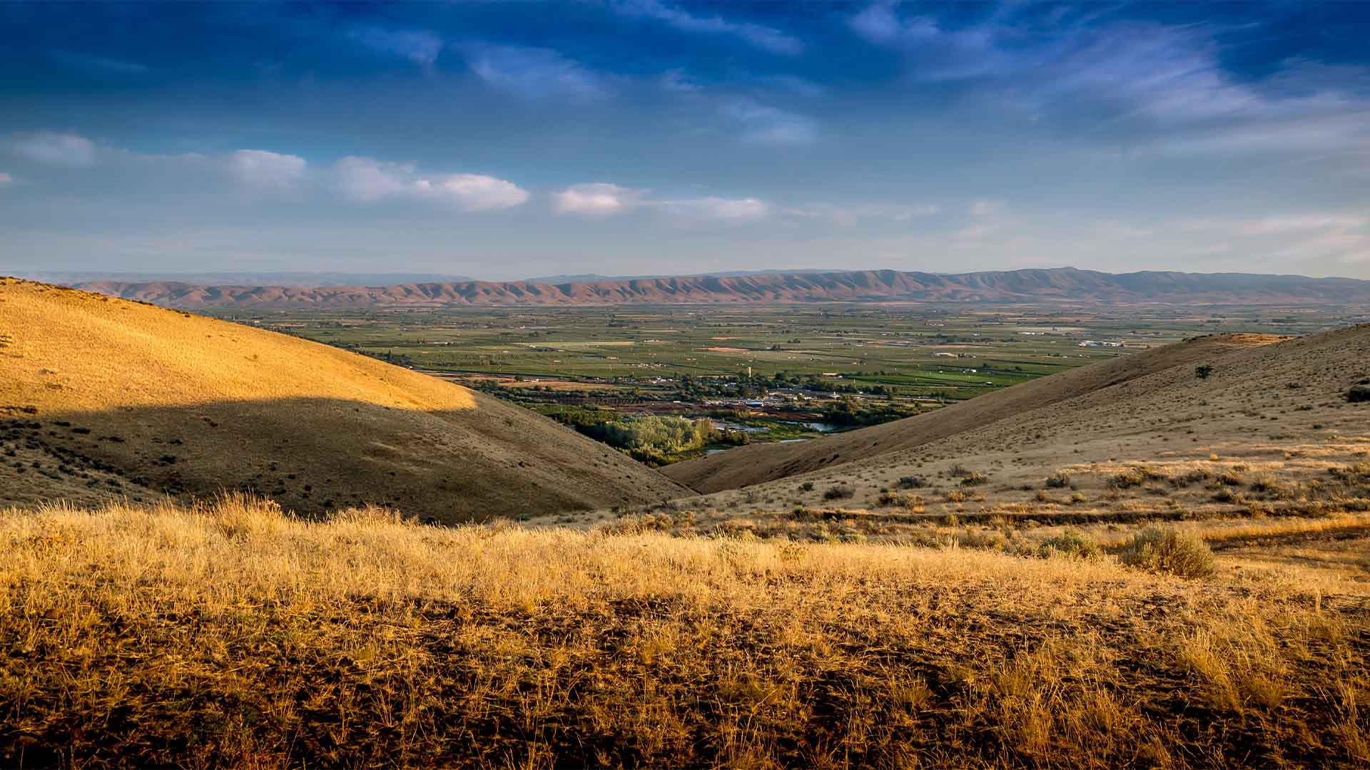 Landscape image of the Yakima Valley in Yakima, Washington